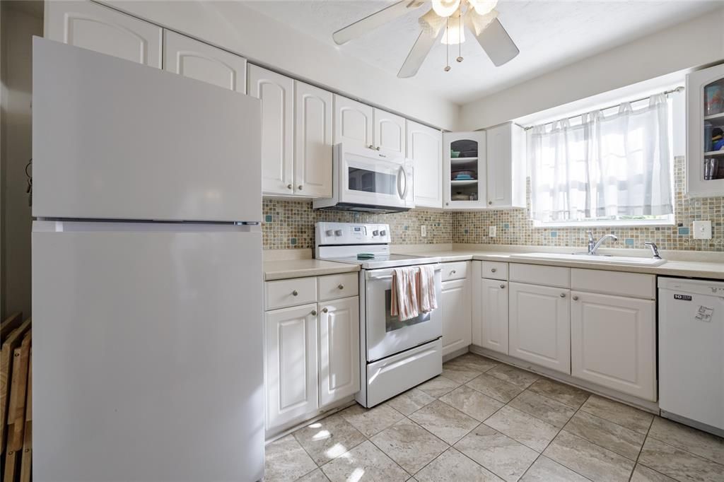 Active With Contract: $299,900 (3 beds, 2 baths, 1176 Square Feet)