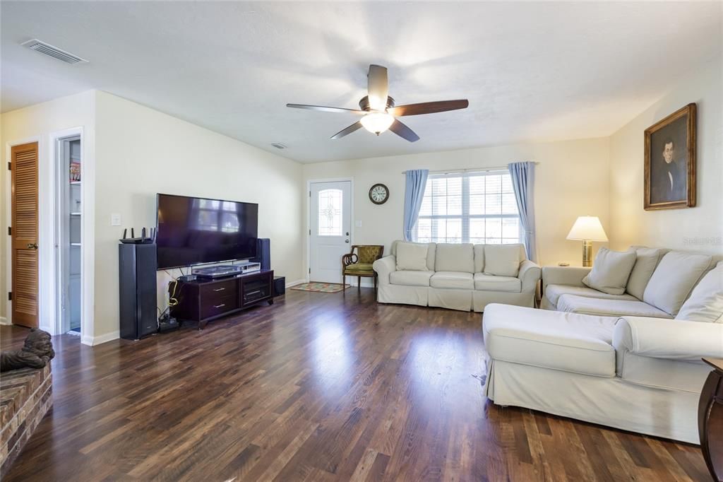 Active With Contract: $299,900 (3 beds, 2 baths, 1176 Square Feet)