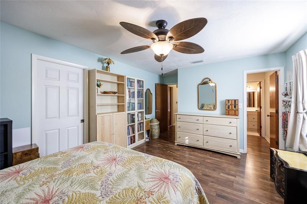 Active With Contract: $299,900 (3 beds, 2 baths, 1176 Square Feet)