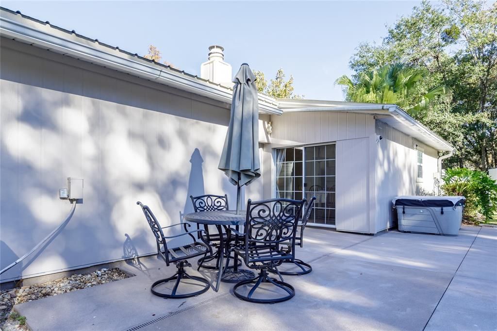 Active With Contract: $299,900 (3 beds, 2 baths, 1176 Square Feet)