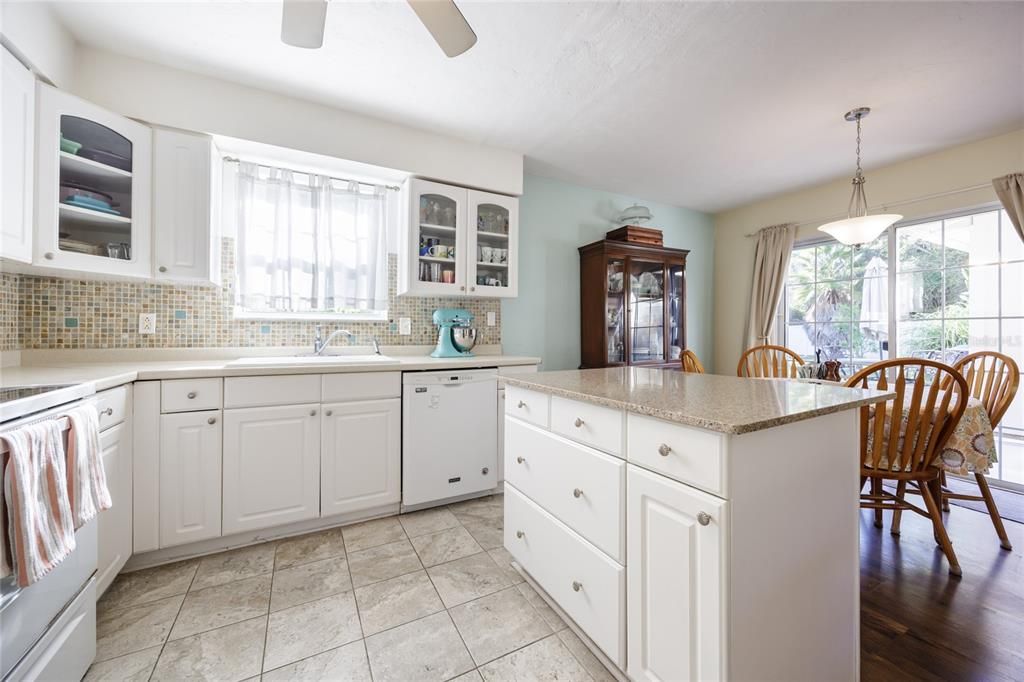 Active With Contract: $299,900 (3 beds, 2 baths, 1176 Square Feet)