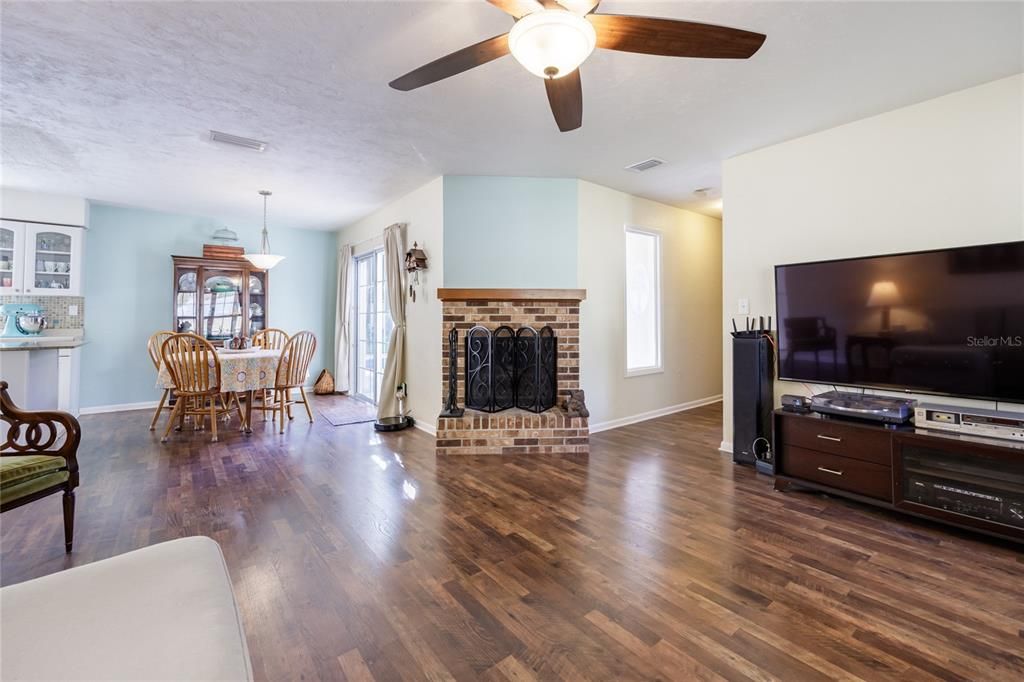 Active With Contract: $299,900 (3 beds, 2 baths, 1176 Square Feet)