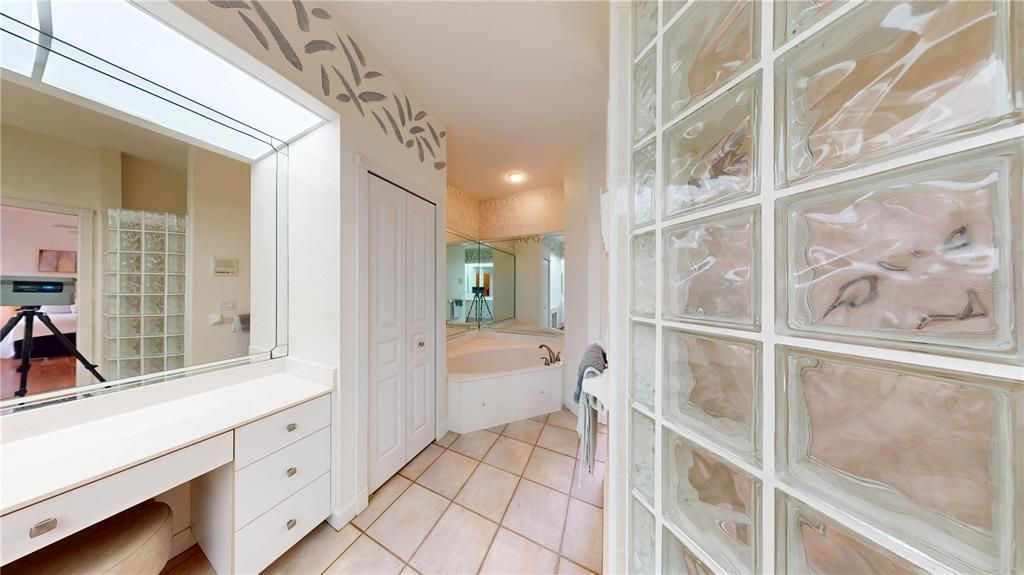 Activo con contrato: $679,000 (3 camas, 2 baños, 2174 Pies cuadrados)