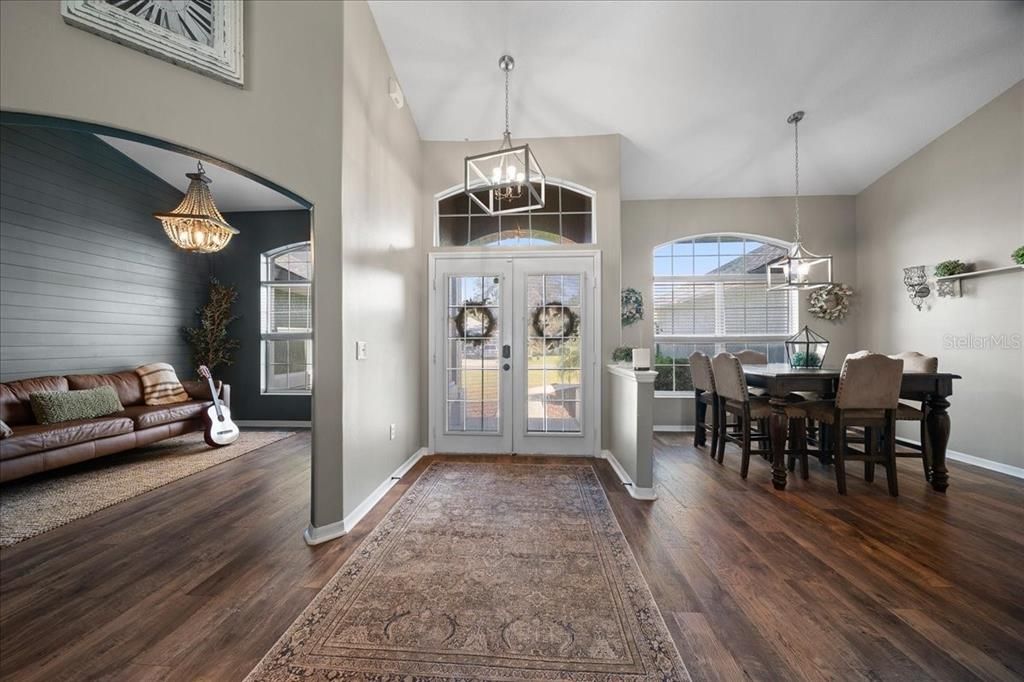 En Venta: $389,900 (4 camas, 3 baños, 2283 Pies cuadrados)