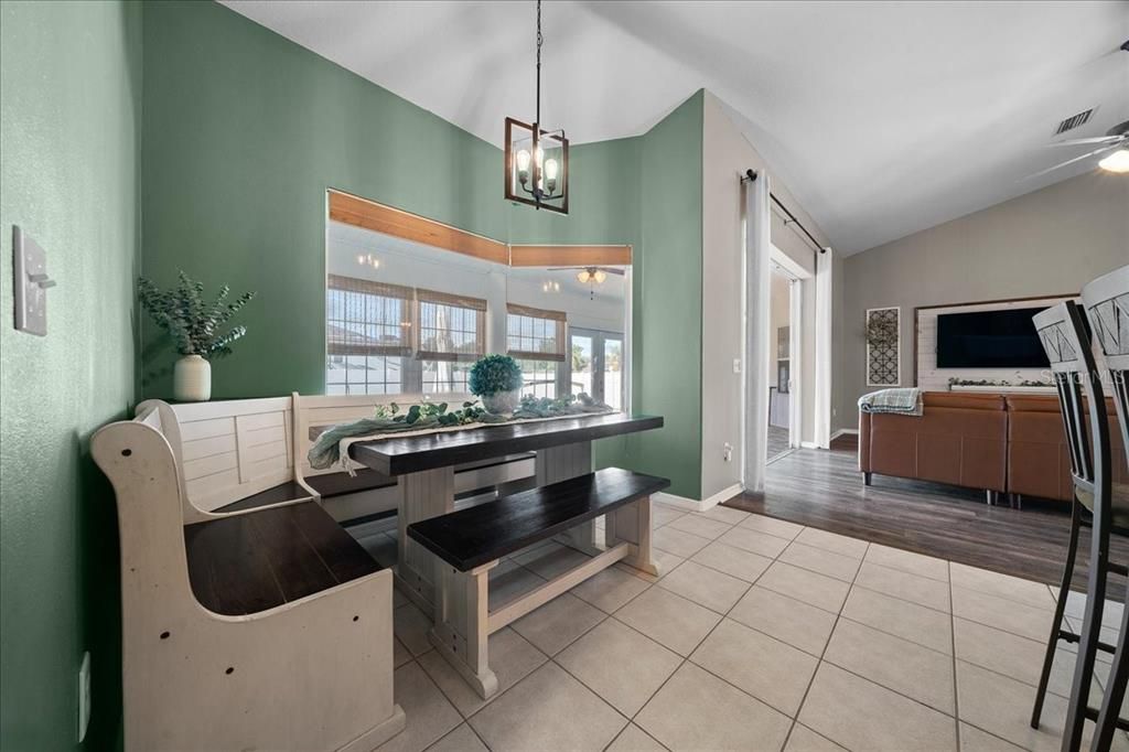 En Venta: $389,900 (4 camas, 3 baños, 2283 Pies cuadrados)