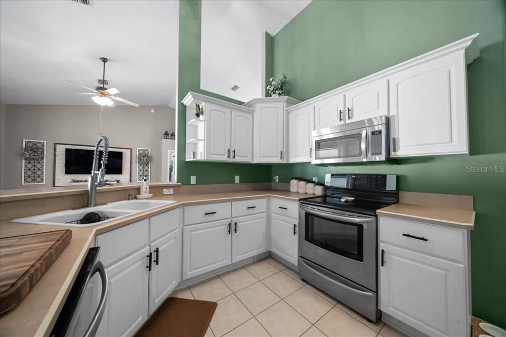 En Venta: $389,900 (4 camas, 3 baños, 2283 Pies cuadrados)