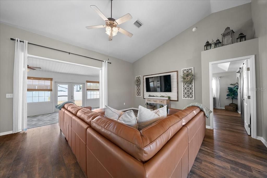 En Venta: $389,900 (4 camas, 3 baños, 2283 Pies cuadrados)