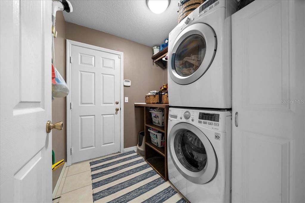 En Venta: $389,900 (4 camas, 3 baños, 2283 Pies cuadrados)