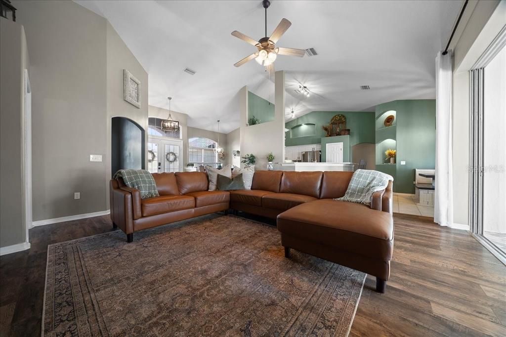 En Venta: $389,900 (4 camas, 3 baños, 2283 Pies cuadrados)