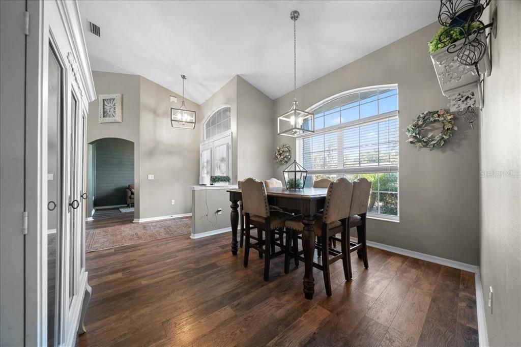 En Venta: $389,900 (4 camas, 3 baños, 2283 Pies cuadrados)