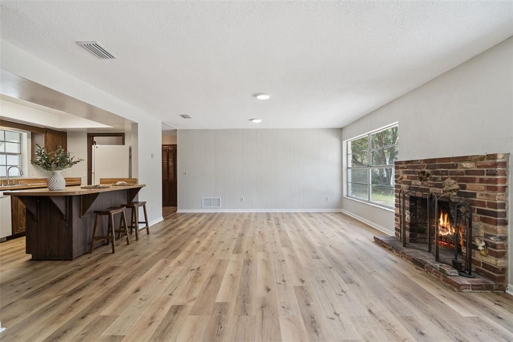 Active With Contract: $295,000 (3 beds, 2 baths, 1708 Square Feet)