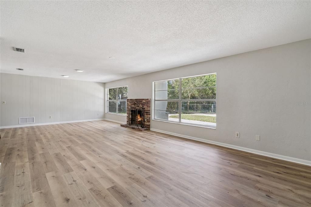 Active With Contract: $295,000 (3 beds, 2 baths, 1708 Square Feet)