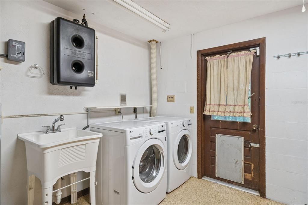 Active With Contract: $295,000 (3 beds, 2 baths, 1708 Square Feet)