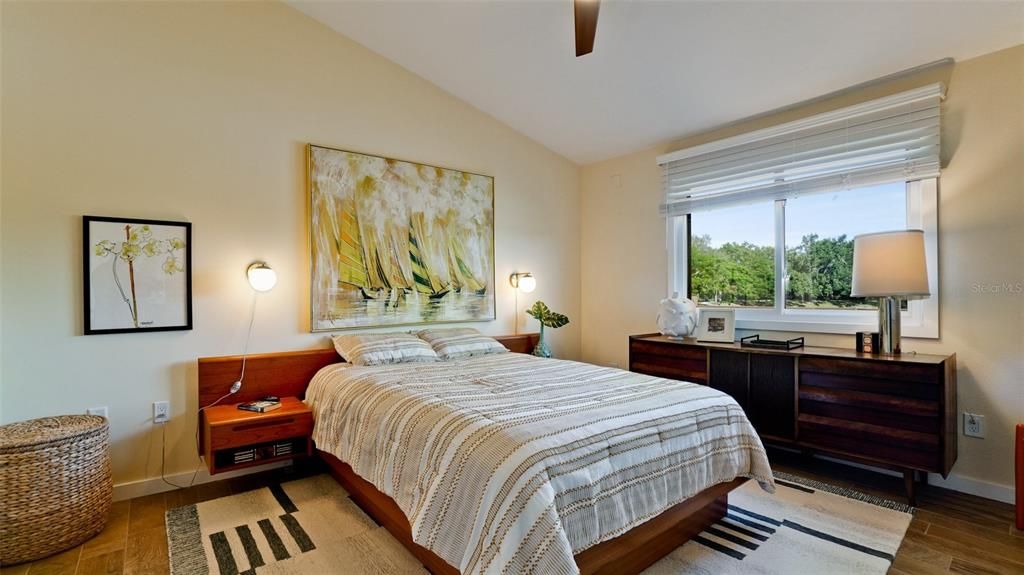 For Sale: $335,000 (2 beds, 2 baths, 1100 Square Feet)