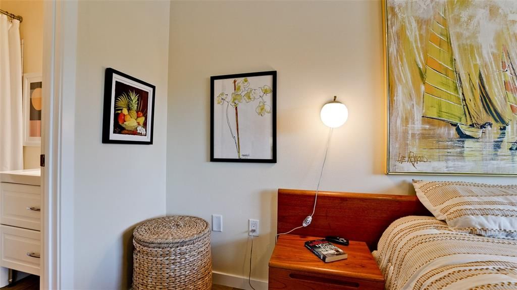 For Sale: $335,000 (2 beds, 2 baths, 1100 Square Feet)