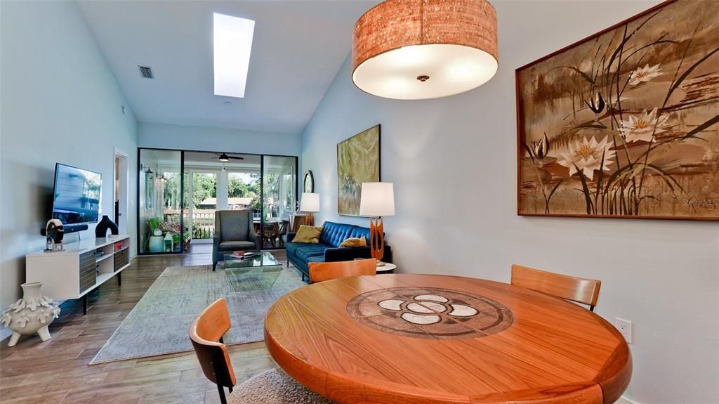 For Sale: $335,000 (2 beds, 2 baths, 1100 Square Feet)