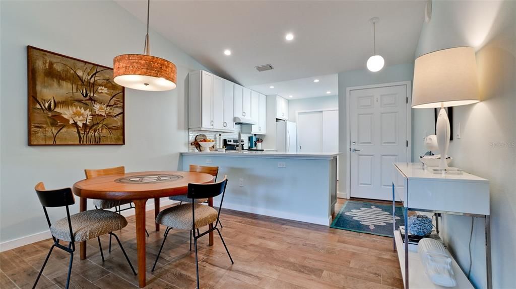 For Sale: $335,000 (2 beds, 2 baths, 1100 Square Feet)