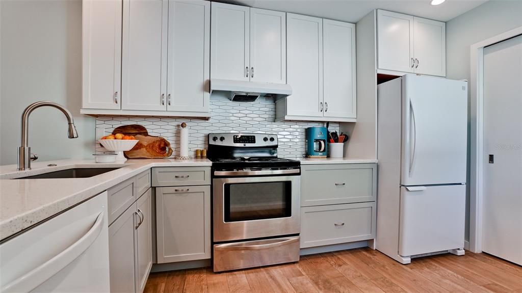 For Sale: $335,000 (2 beds, 2 baths, 1100 Square Feet)