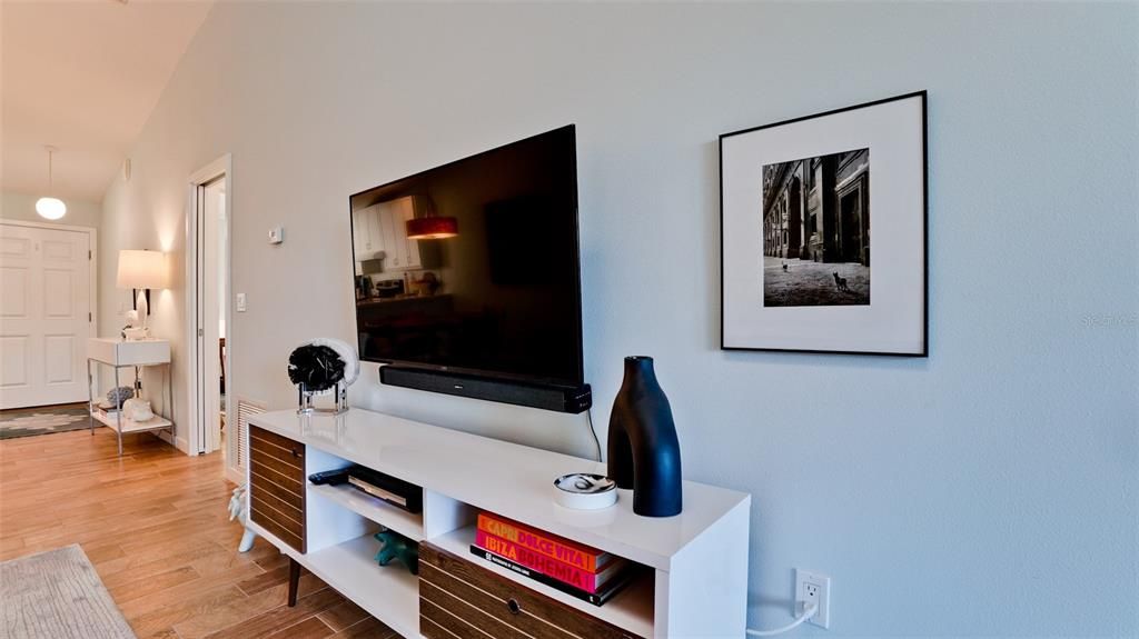 For Sale: $335,000 (2 beds, 2 baths, 1100 Square Feet)