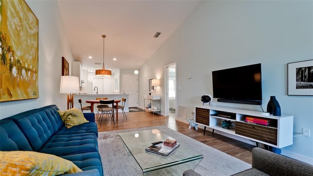 For Sale: $335,000 (2 beds, 2 baths, 1100 Square Feet)