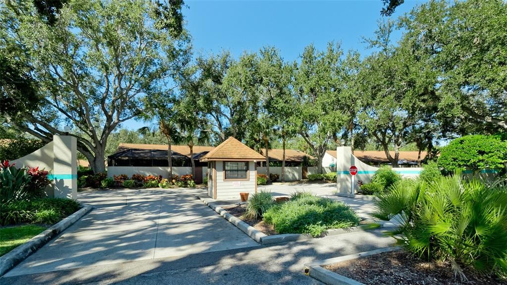 For Sale: $335,000 (2 beds, 2 baths, 1100 Square Feet)