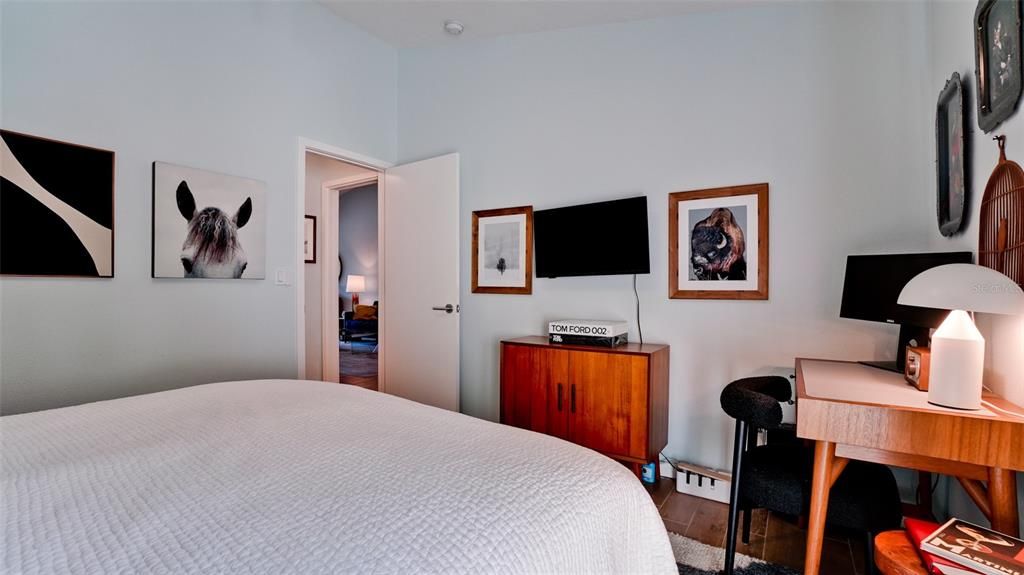 For Sale: $335,000 (2 beds, 2 baths, 1100 Square Feet)