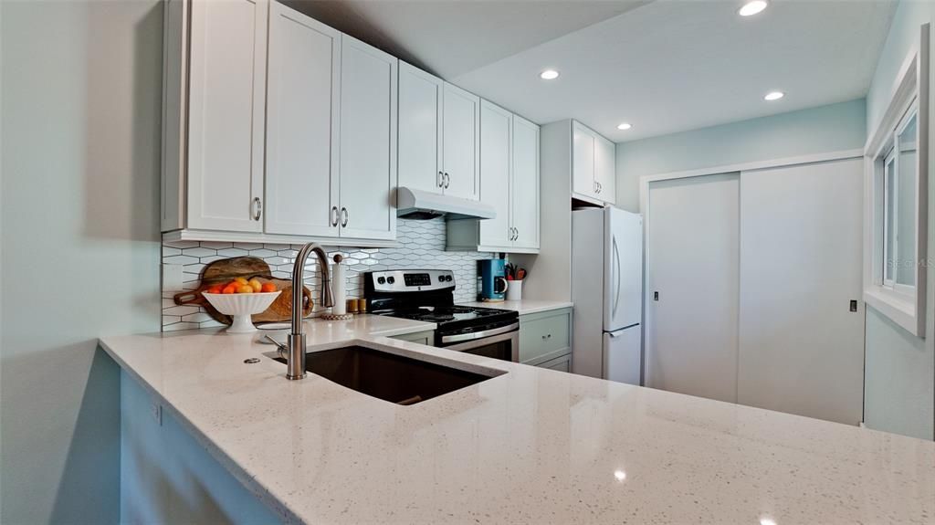 For Sale: $335,000 (2 beds, 2 baths, 1100 Square Feet)