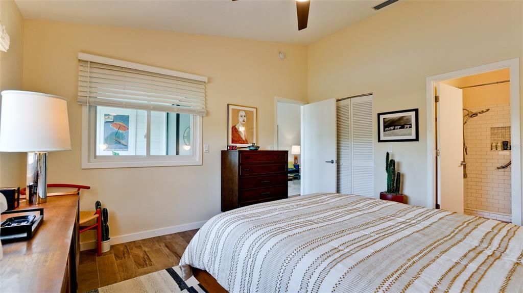 For Sale: $335,000 (2 beds, 2 baths, 1100 Square Feet)