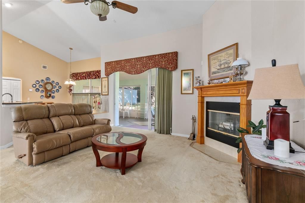 合同活跃: $375,000 (3 贝兹, 2 浴室, 1915 平方英尺)