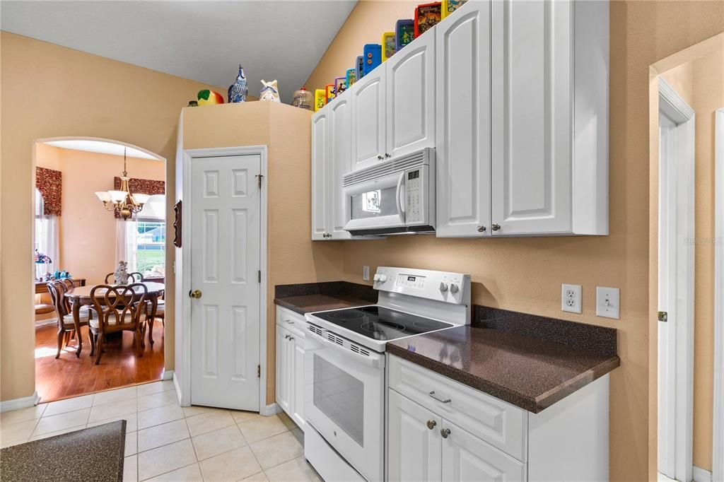 合同活跃: $375,000 (3 贝兹, 2 浴室, 1915 平方英尺)