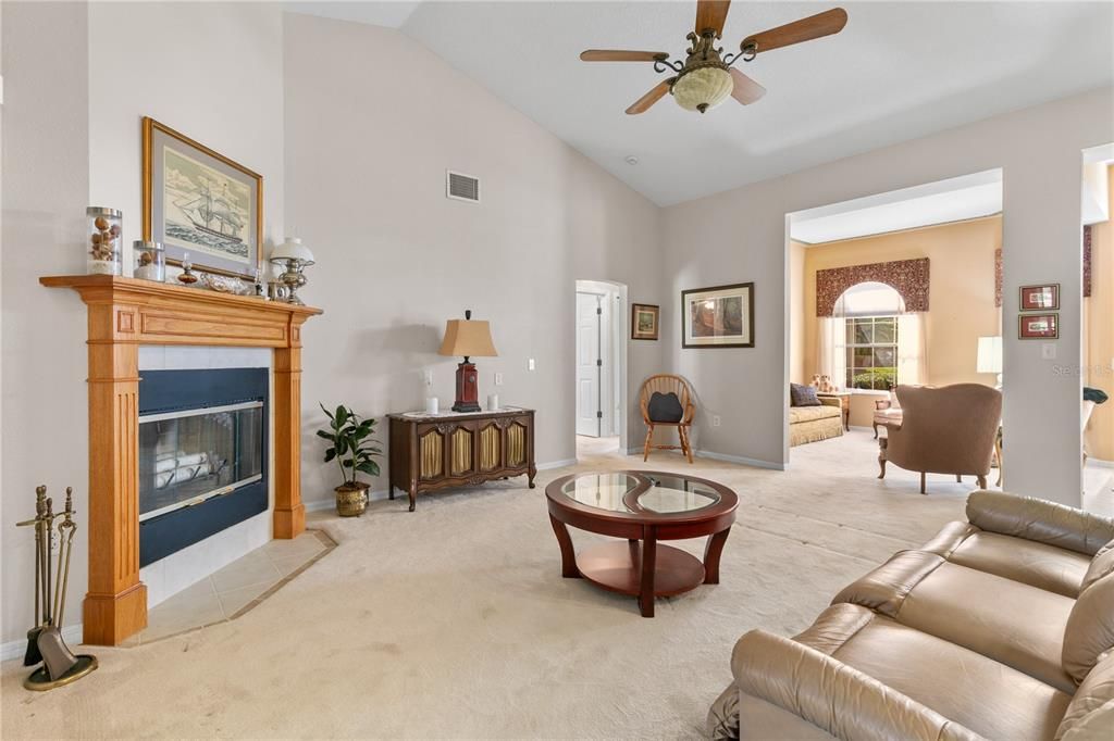 合同活跃: $375,000 (3 贝兹, 2 浴室, 1915 平方英尺)