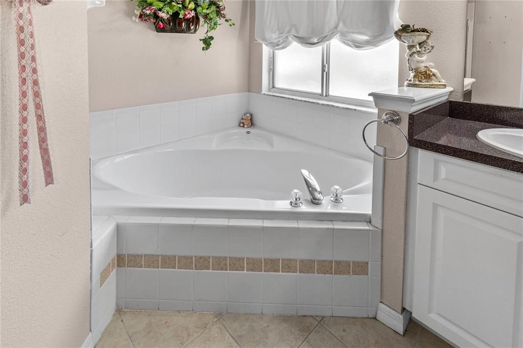 合同活跃: $375,000 (3 贝兹, 2 浴室, 1915 平方英尺)