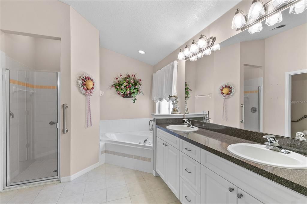 合同活跃: $375,000 (3 贝兹, 2 浴室, 1915 平方英尺)