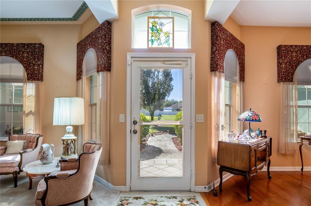 合同活跃: $375,000 (3 贝兹, 2 浴室, 1915 平方英尺)