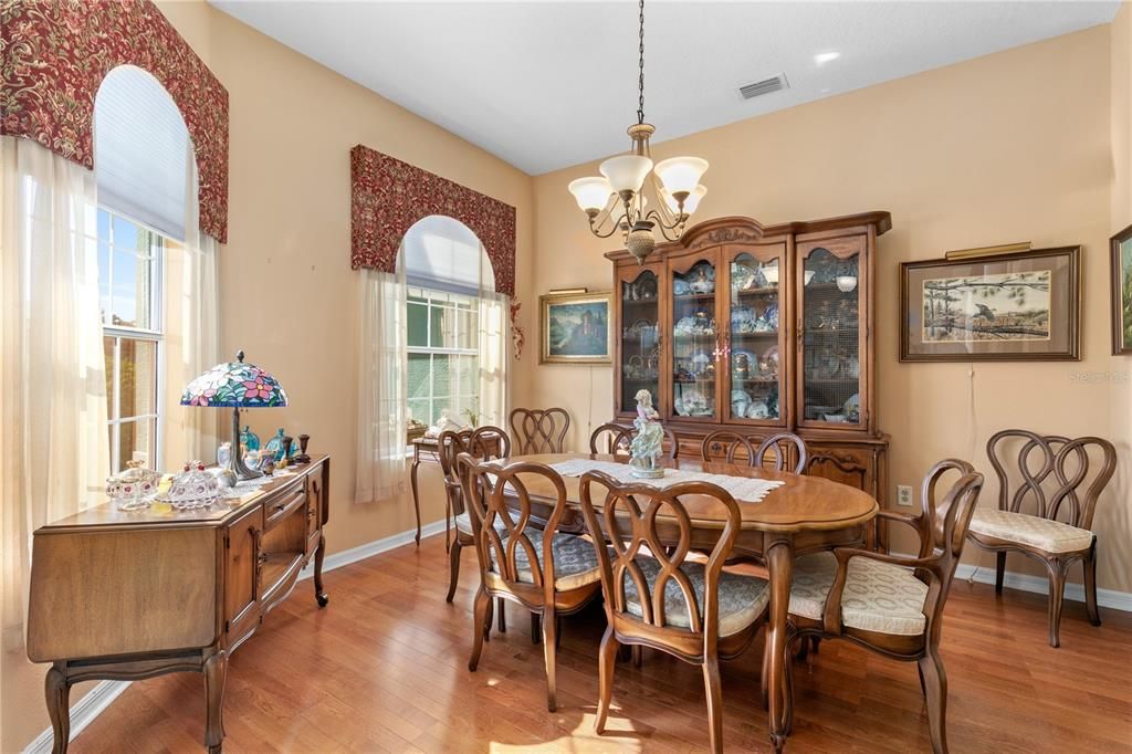 合同活跃: $375,000 (3 贝兹, 2 浴室, 1915 平方英尺)