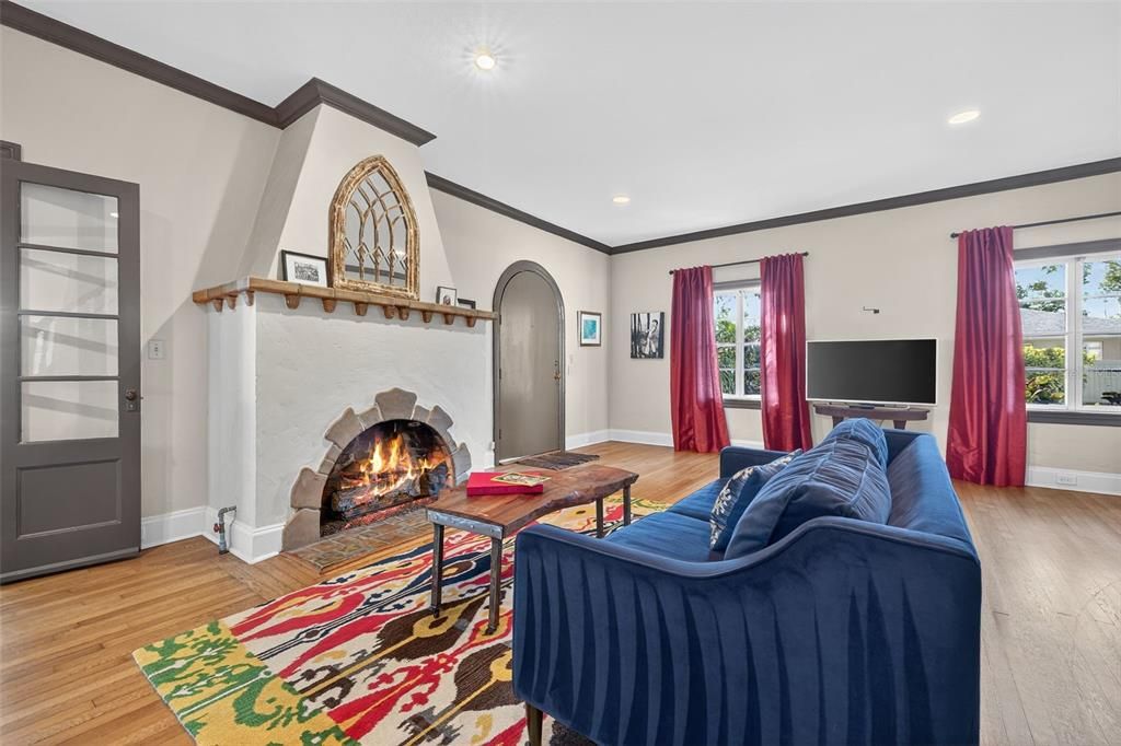 Activo con contrato: $1,295,000 (4 camas, 3 baños, 3010 Pies cuadrados)