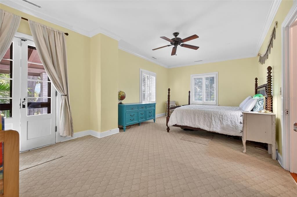 Activo con contrato: $1,295,000 (4 camas, 3 baños, 3010 Pies cuadrados)