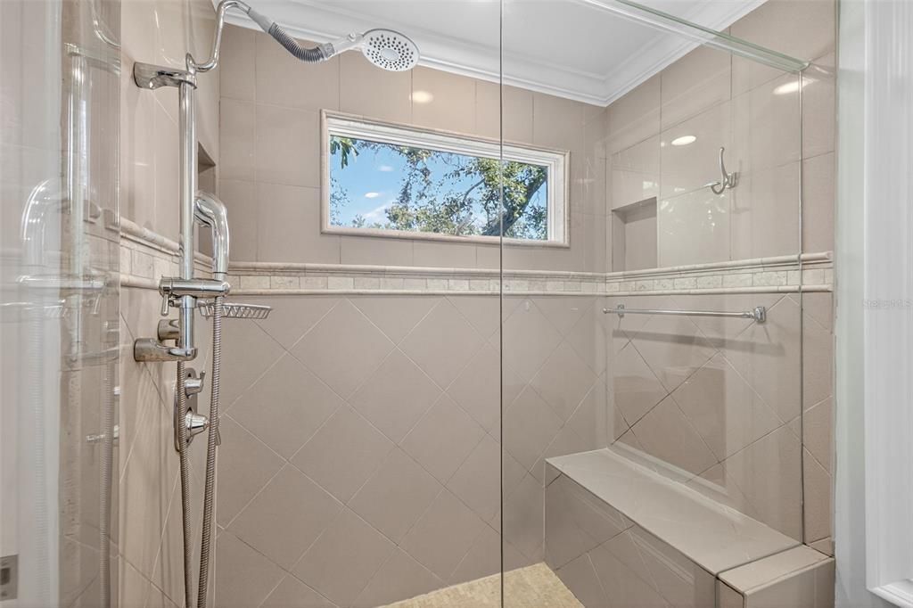 Activo con contrato: $1,295,000 (4 camas, 3 baños, 3010 Pies cuadrados)