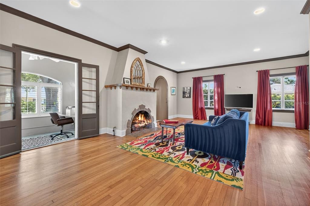 Activo con contrato: $1,295,000 (4 camas, 3 baños, 3010 Pies cuadrados)