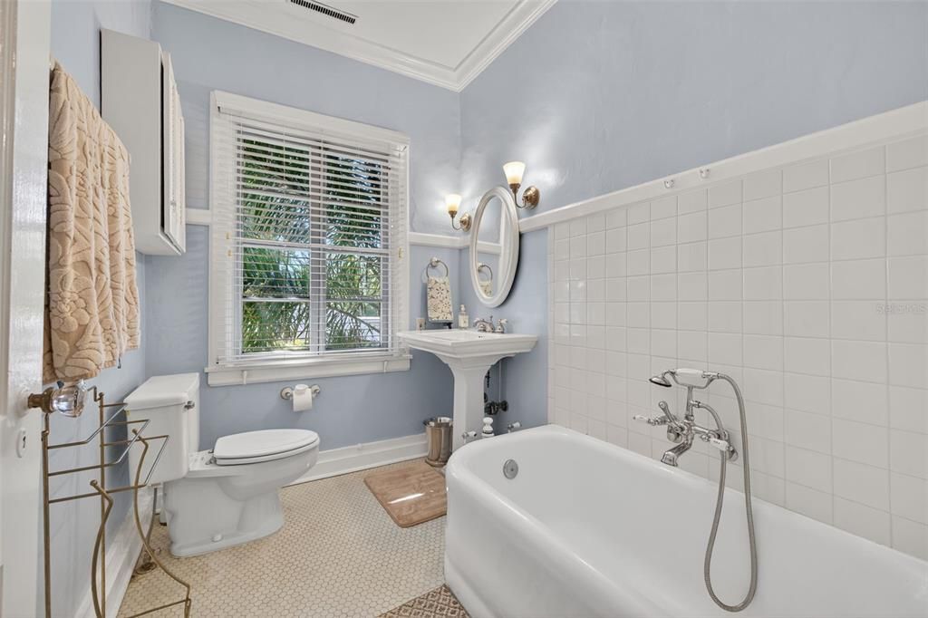 Activo con contrato: $1,295,000 (4 camas, 3 baños, 3010 Pies cuadrados)