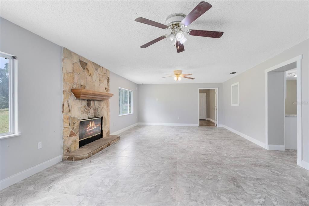 For Sale: $269,900 (4 beds, 2 baths, 1712 Square Feet)