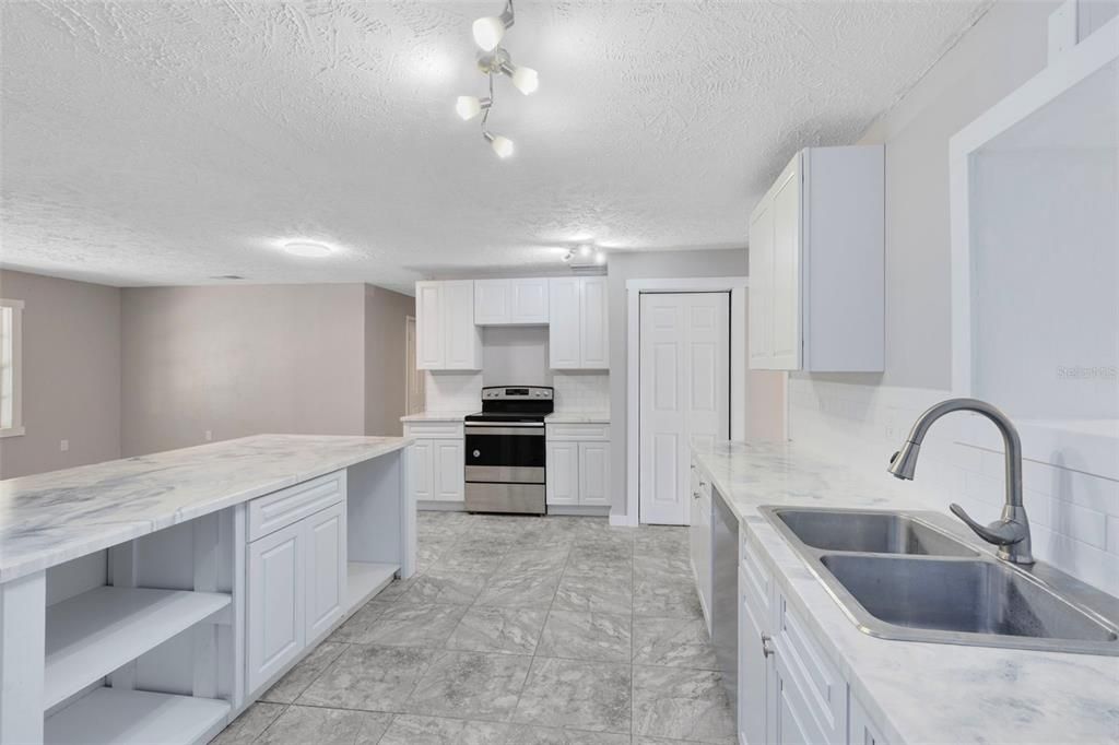 For Sale: $269,900 (4 beds, 2 baths, 1712 Square Feet)