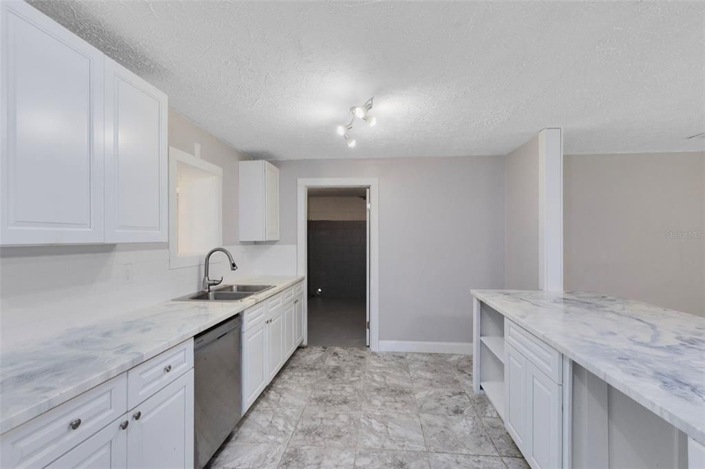 For Sale: $269,900 (4 beds, 2 baths, 1712 Square Feet)