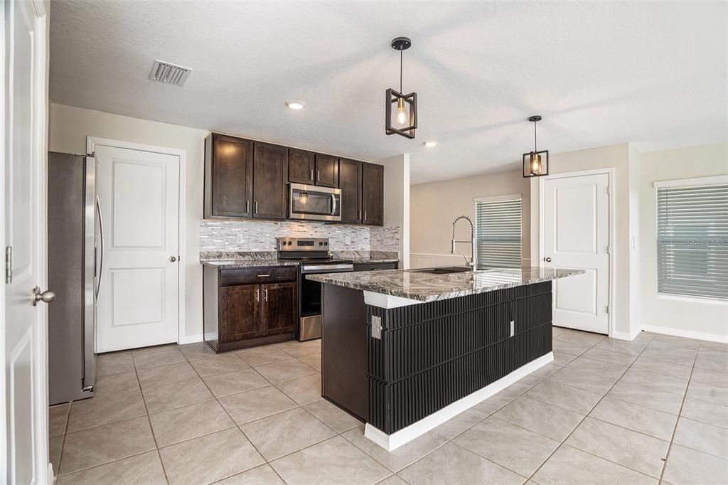 出租: $2,350 (4 贝兹, 2 浴室, 2364 平方英尺)