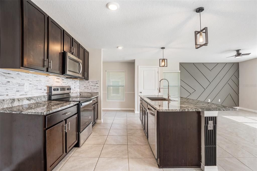 出租: $2,350 (4 贝兹, 2 浴室, 2364 平方英尺)