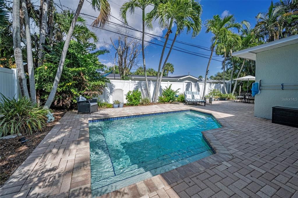 合同活跃: $535,000 (3 贝兹, 2 浴室, 1328 平方英尺)