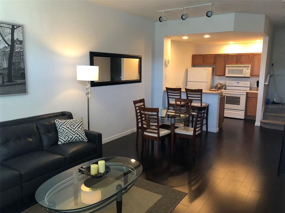 出租: $2,100 (3 贝兹, 2 浴室, 1296 平方英尺)