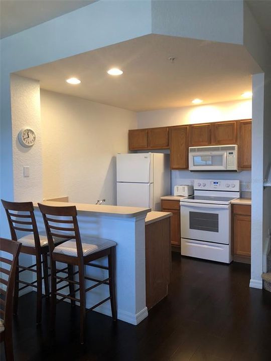 出租: $2,100 (3 贝兹, 2 浴室, 1296 平方英尺)