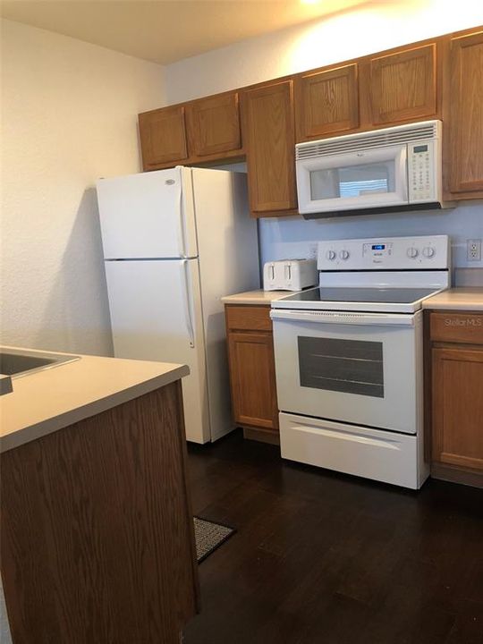 出租: $2,100 (3 贝兹, 2 浴室, 1296 平方英尺)