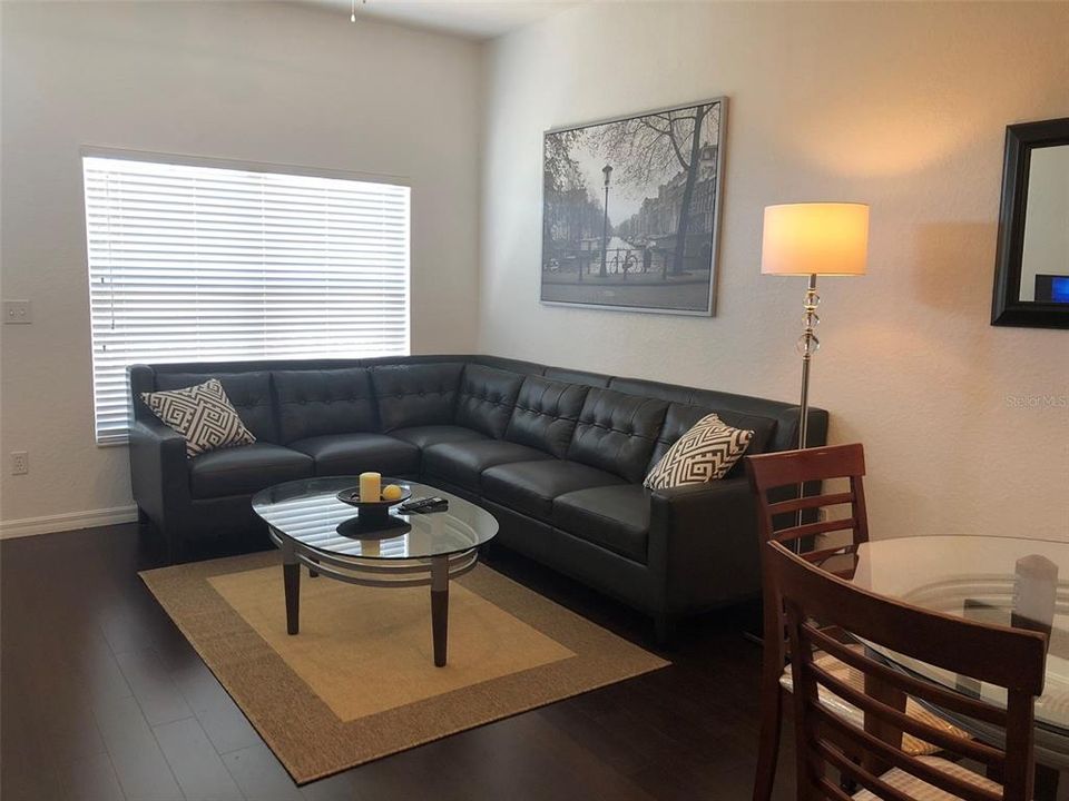 出租: $2,100 (3 贝兹, 2 浴室, 1296 平方英尺)